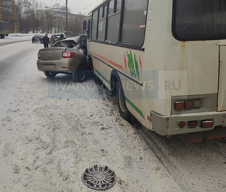 Легковушка при обгоне попала под автобус в Иванове