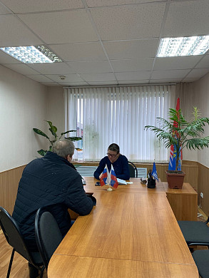 Глава Филисовского поселения с лопатой в руках разравнивала дорогу