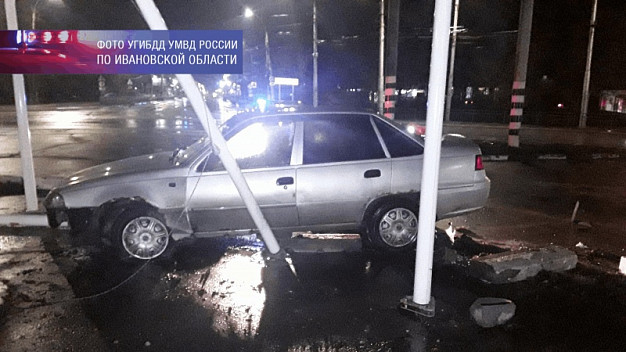 В Иванове пьяный водитель сбил флагштоки у автовокзала