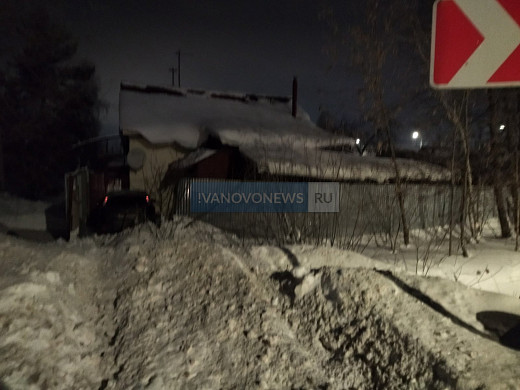  В Иванове машина снесла забор и въехала во двор жилого дома 