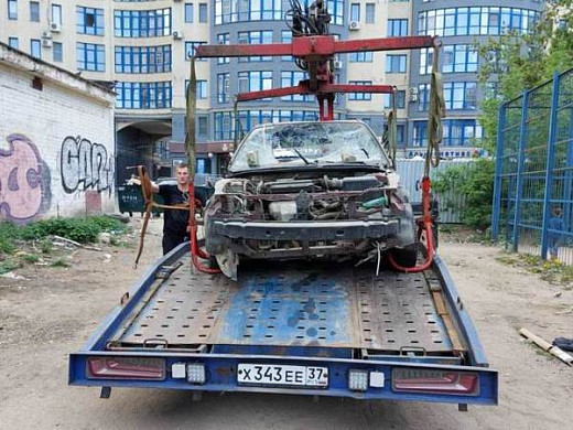  В Иванове с улицы Конспиративной вывезли брошенную иномарку 