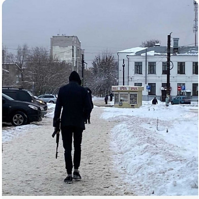В Иванове молодой человек разгуливал по улицам с оружием в руках
