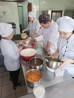 Студенты тейковского колледжа испекли куличи для участников спецоперации