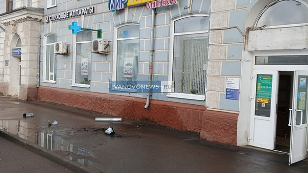 В Иванове оторвавшаяся от дома водосточная труба рухнула на тротуар