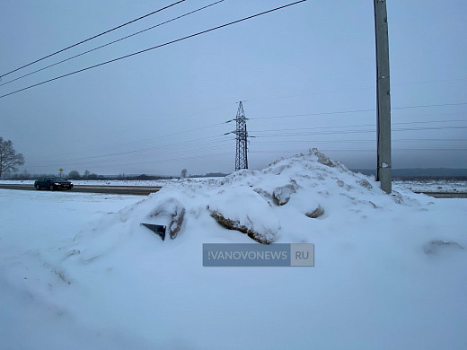 В Иванове коммунальщики завалили снегом памятник Герою Советского Союза 