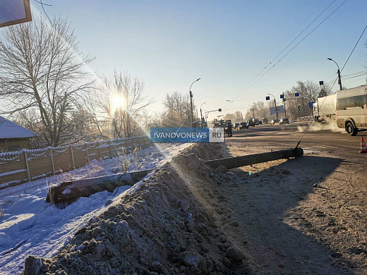 На улице Лежневской в Иванове упал еще один столб 