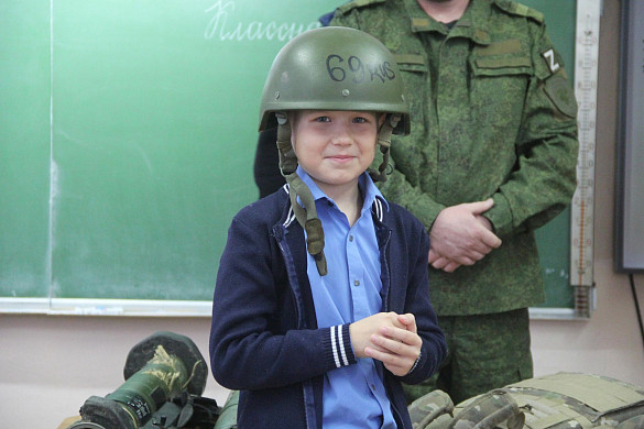 Военнослужащий приехал лично передать ответ на письмо родниковской школьницы