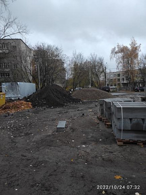 Из-за ремонта дороги в Иванове в школу и детский сад приходится идти по раскуроченным тротуарам
