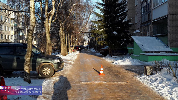 В Шуе водитель «Шкоды» сбил пенсионерку во дворе дома
