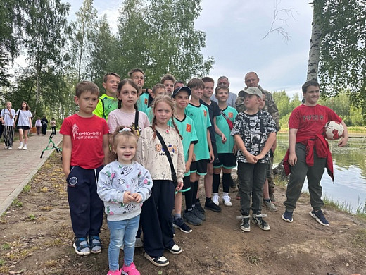 В Новоталицкий пруд дети выпустили белых амуров и толстолобиков