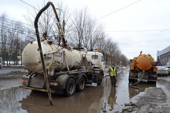  В Иванове два илососа откачивали талые воды с дороги-дублера на Куконковых 