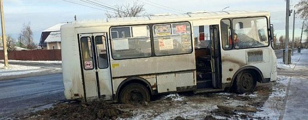 В Кинешме автобус провалился в яму