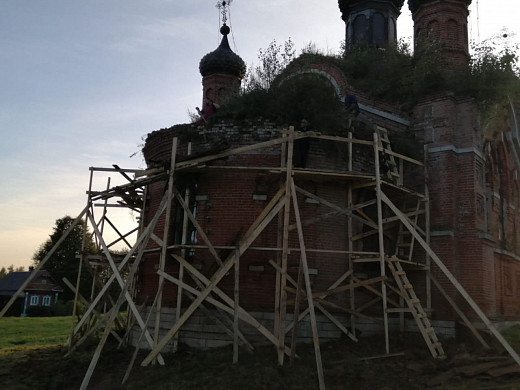В селе Никольское батюшка с молотком в руках ремонтирует храм 