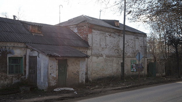 В Иванове владелец самостроя затягивает снос опасного здания