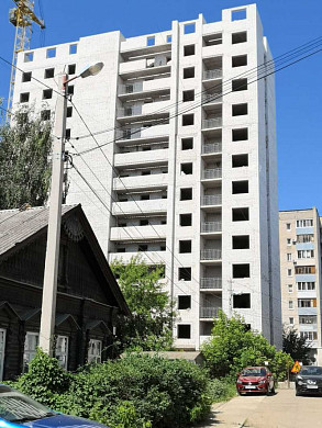  В центре Иванова разрушается брошенная стройка 