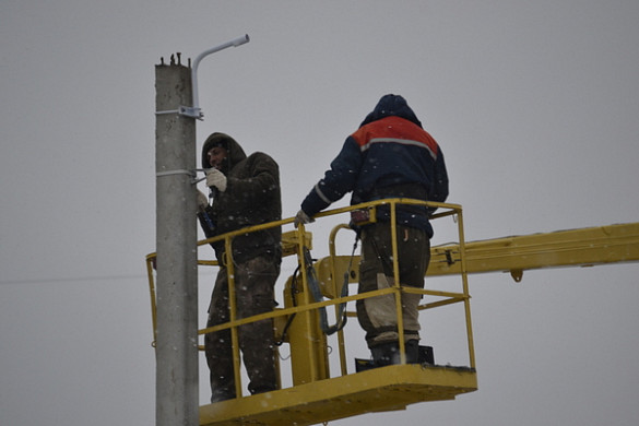  На въезде в микрорайон ТЭЦ-3 построили тротуар и завершают монтаж фонарей 