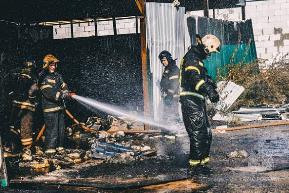  В Кинешме пожар на складе угрожал соседнему зданию 
