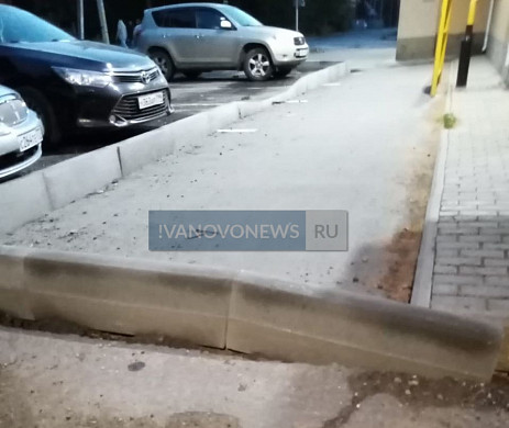 В Иванове поставили бордюрный камень поперек тротуара 