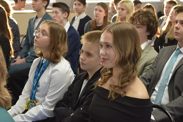 7 одаренных школьников Иванова получили по 10 тысяч рублей городской премии   