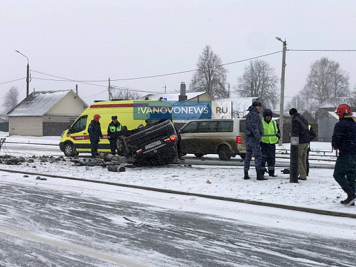 У Северного аэродрома в Иванове автомобиль врезался в столб и перевернулся