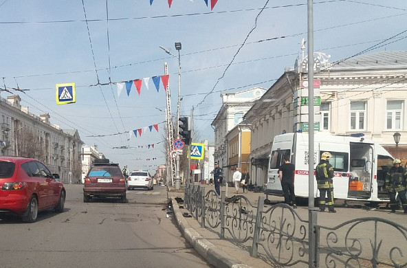 В Иванове машина «скорой», пробив ограждение, вылетела на тротуар