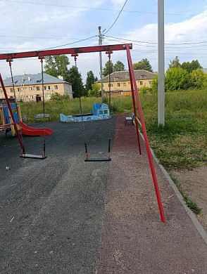 Ребенок получил синяки, играя на детской площадке