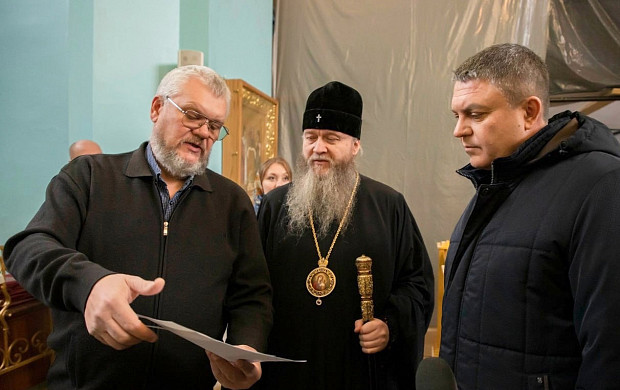 Палехские художники расписывают собор в Луганске