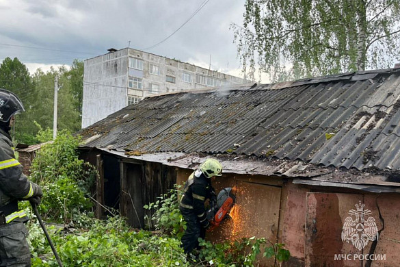В Ивановской области пожарные тушили сараи, мусор и траву