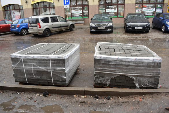 Ремонту дороги в переулке Степанова мешают припаркованные автомобили