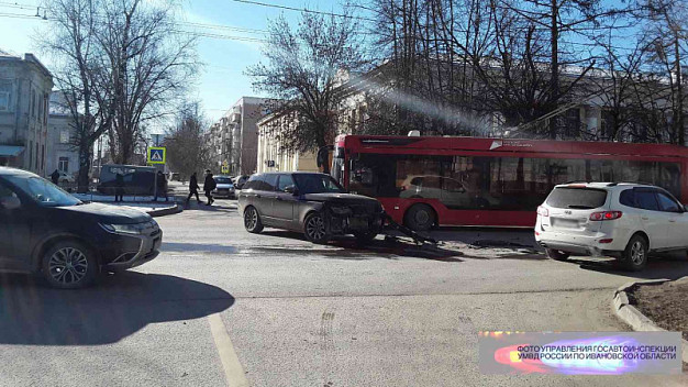  В Иванове ДТП с двумя внедорожниками спровоцировало пробку 