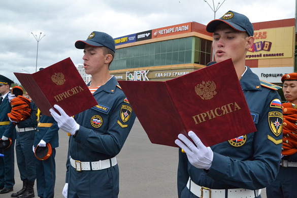  В День знаний курсанты, кадеты и студенты Ивановской академии МЧС приняли присягу 