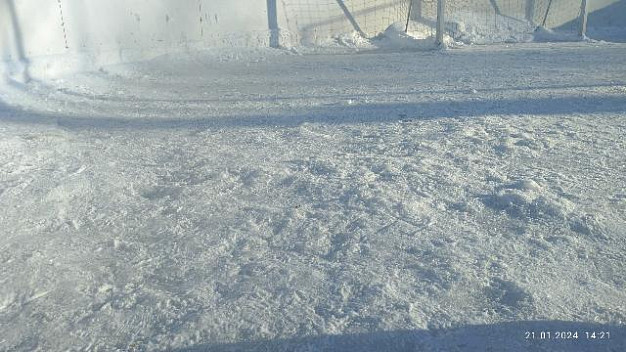 Жители ЖБК недовольны льдом на детской площадке