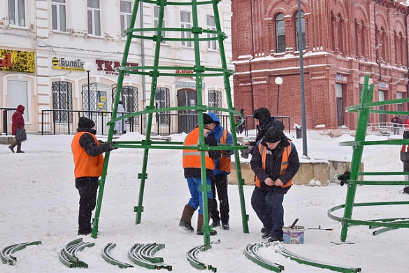 В Кинешме  устанавливают главную новогоднюю елку