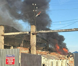 Под завалами в горящем здании на Косякова оказались люди