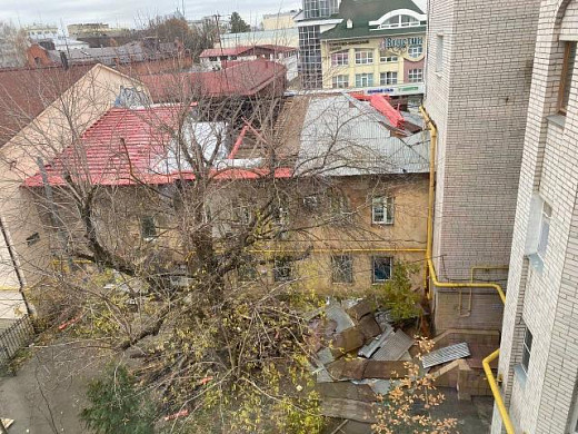 Рабочие захламляют строительным мусором придомовую территорию