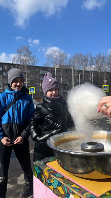 Жителя Московского микрорайона поздравили с днем рождения во время субботника