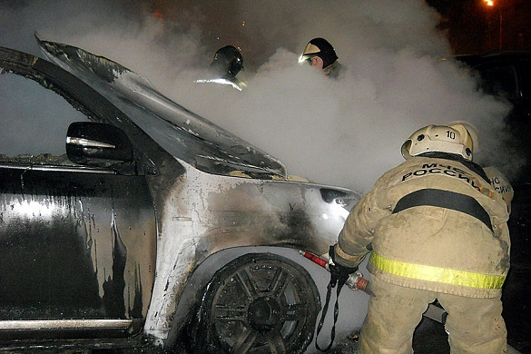  Два автомобиля сгорели ночью в Иванове на улице Бубнова 