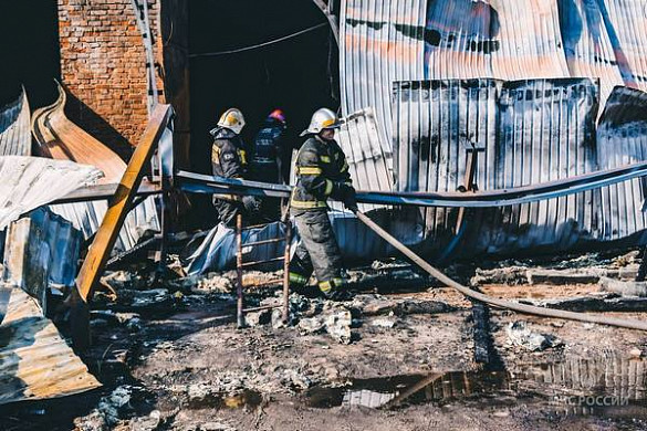  В Кинешме пожар на складе угрожал соседнему зданию 