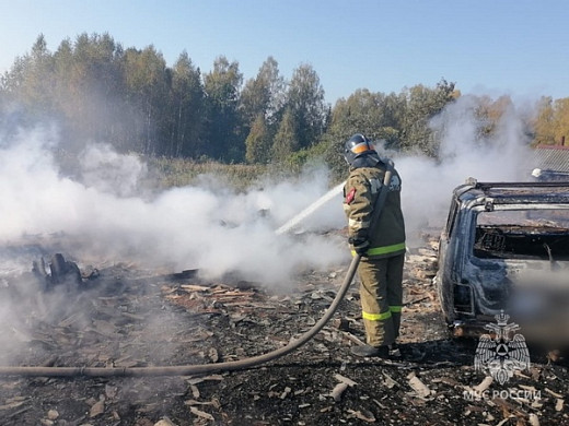 В Заволжском районе мужчина всю ночь смотрел, как горит его дом 