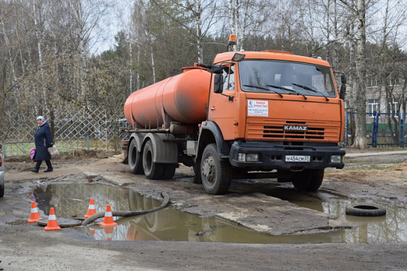 В Иванове откачивают талые воды из тепловых камер