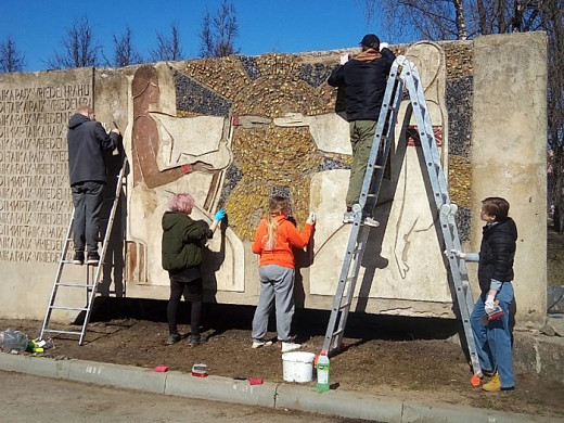 Со стелы «Дружба народов» в Иванове убрали плесень и лишайник