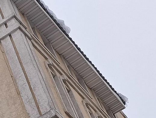 На ул. Карла Маркса в Иванове упали с крыши глыбы льда