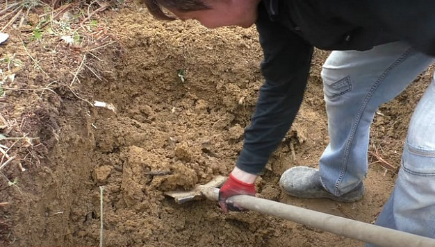 В Иванове рабочие нашли нечто похожее на снаряд, пофотографировали и снова закопали