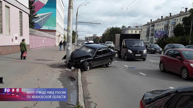  В Иванове водитель «Хендая» так не хотел уступать дорогу, что въехал в столб 
