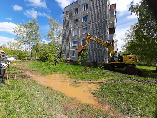 В Кохме из-за прорыва трубопровода без воды остались многоквартирные дома и детсад