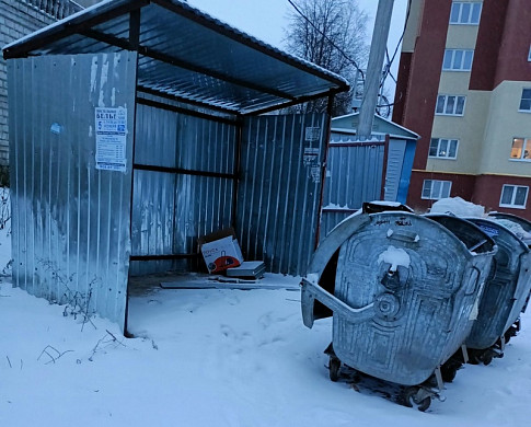 В Кохме мусорные контейнеры регулярно перегораживают дорогу 