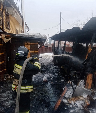 В Пестяках загоревшийся дровяник едва не спалил жилой дом