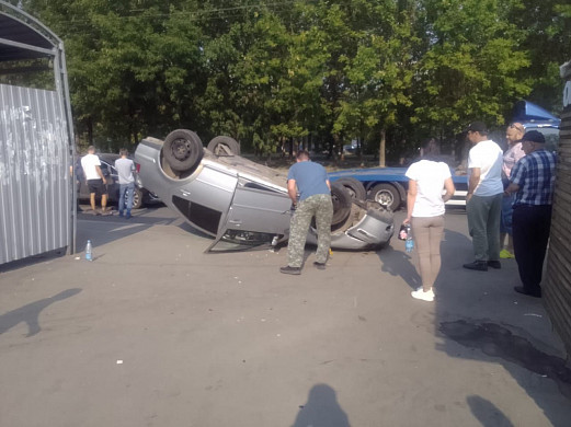 Утром в Иванове машина вылетела на остановку общественного транспорта и перевернулась