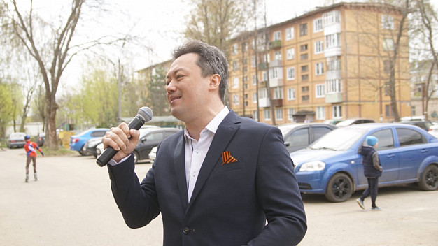 Экс-директор депздрава спел под окнами ветерана в Тейкове