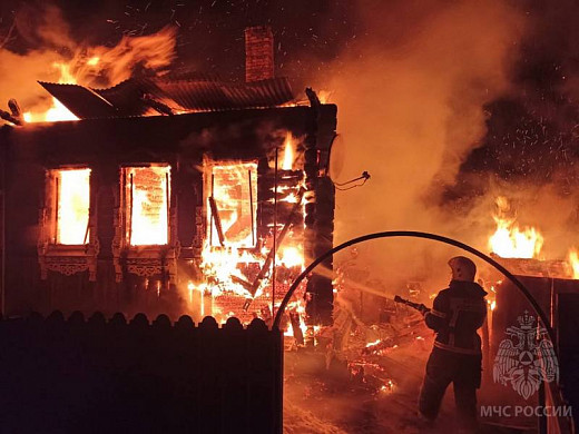 Рано утром на пожаре в Ивановской области погибла женщина